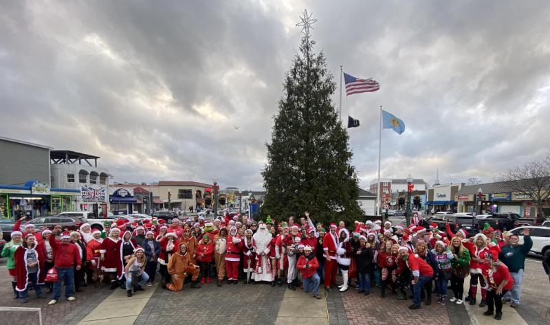 Hundreds of Santas in the 2022 Santa Bar Crawl gather for a photo at the Rehoboth Beach Bandstand. SUBMITTED PHOTO
